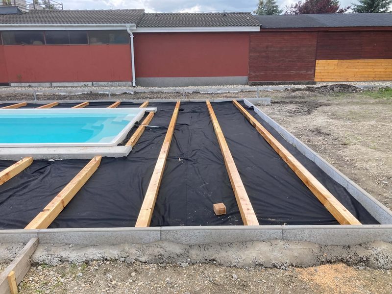 Die Unterkonstruktion der Terrasse am Pool auf Unkrautvlies.