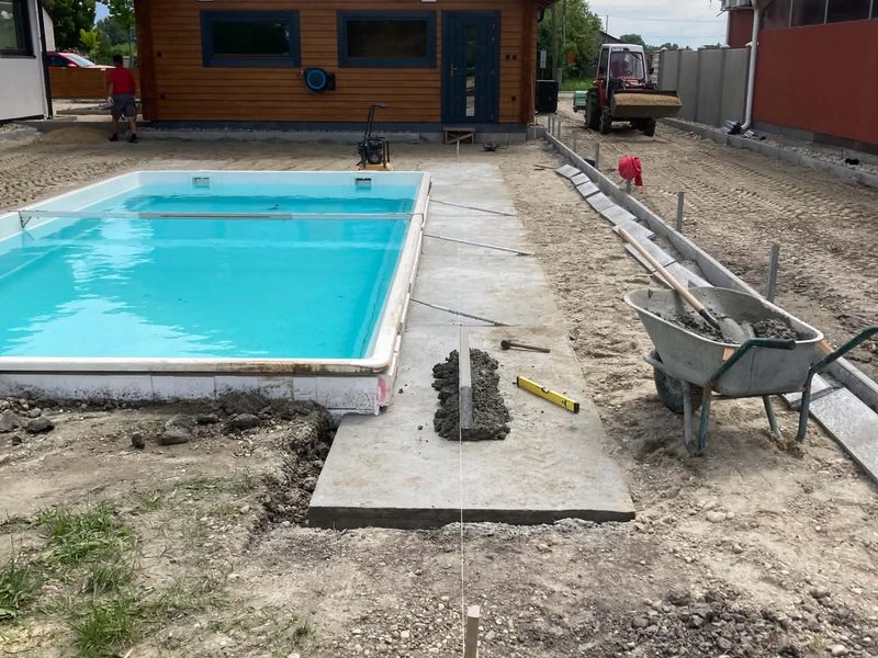 Der eingebaute Pool vor dem Nebengebäude.